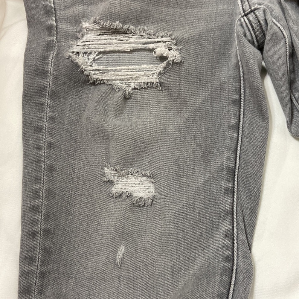 Women’s American Eagle Outfitters Distressed Grey Jegging Jeans. Size 4 short. - Picture 8 of 16